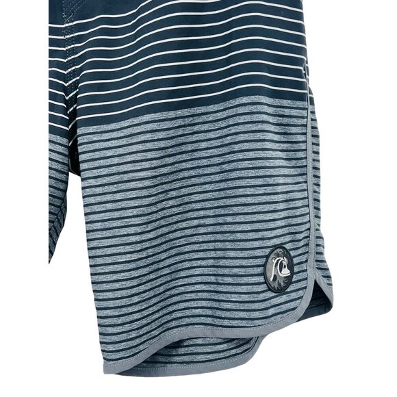 Quiksilver Mens 34 Navy Gray Stripe Boardshorts Short Stretch Swim Casual EUC - Picture 3 of 9